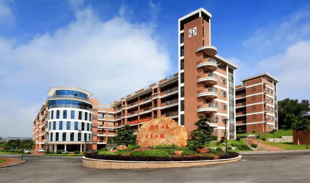 东华松山湖高级中学2020届学费?(大学足球场收费)-图3 东华松山湖高级中学2020届学费?(大学足球场收费)-图3