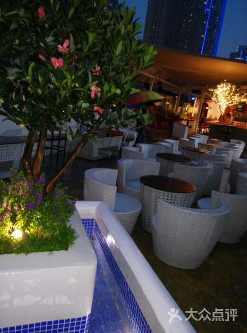 仙林金鹰有什么好玩的？(后花园酒吧收费吗)
