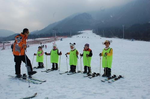 西岭雪山滑雪小孩半价吗?(滑雪场小孩收费吗)-图2 西岭雪山滑雪小孩半价吗?(滑雪场小孩收费吗)-图2