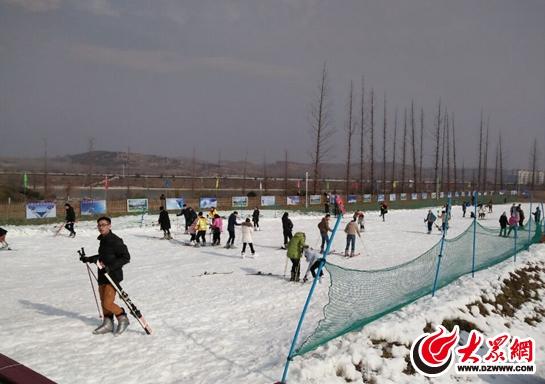 五莲山滑雪场和沁园春哪个好?(五莲山滑雪教练收费)-图2 五莲山滑雪场和沁园春哪个好?(五莲山滑雪教练收费)-图2