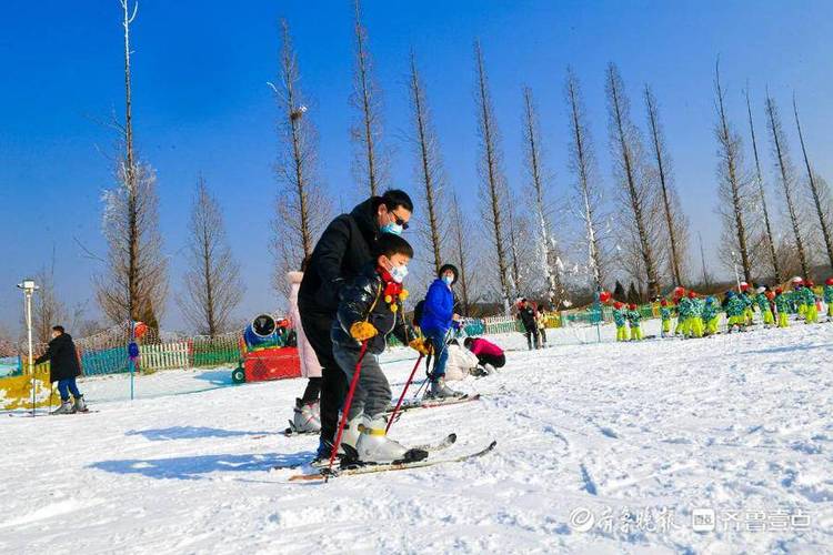 五莲山滑雪场和沁园春哪个好？(五莲山滑雪教练收费)