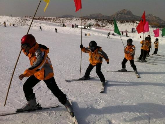 五莲山滑雪场和沁园春哪个好?(五莲山滑雪教练收费)-图3 五莲山滑雪场和沁园春哪个好?(五莲山滑雪教练收费)-图3