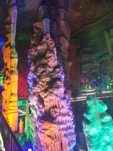 泰安地下大裂谷多久能逛完？(泰安地下大裂谷停车场收费吗)