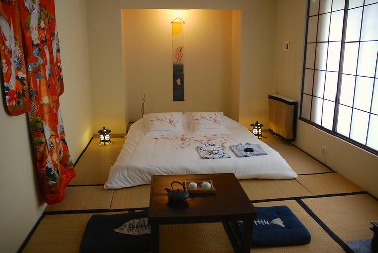怎样在国内预订日本的酒店，日式旅馆还有民宿啊？(日本酒店预定之后有其他收费吗)