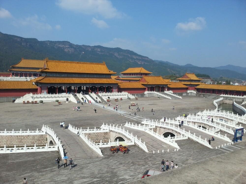 六十五岁参观横店影视城免费吗？(横店影视城需要收费吗)