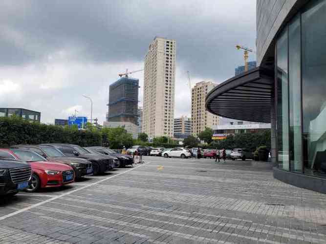 请问罗湖口岸有停车场吗？(深圳富临大酒店 停车咋收费)