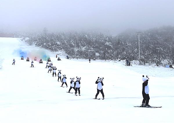 请问各位大大，现在去西岭雪山耍一趟，大概要花多少钱啊?请详细点。谢谢了？(西岭雪山停车场收费是多少钱)