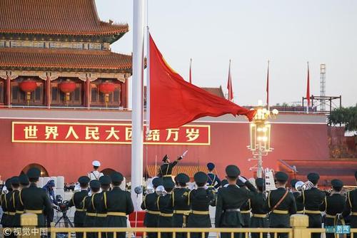 平常周六日天安门升旗观看人多吗?(北京天安门看升国旗收费吗)-图2 平常周六日天安门升旗观看人多吗?(北京天安门看升国旗收费吗)-图2