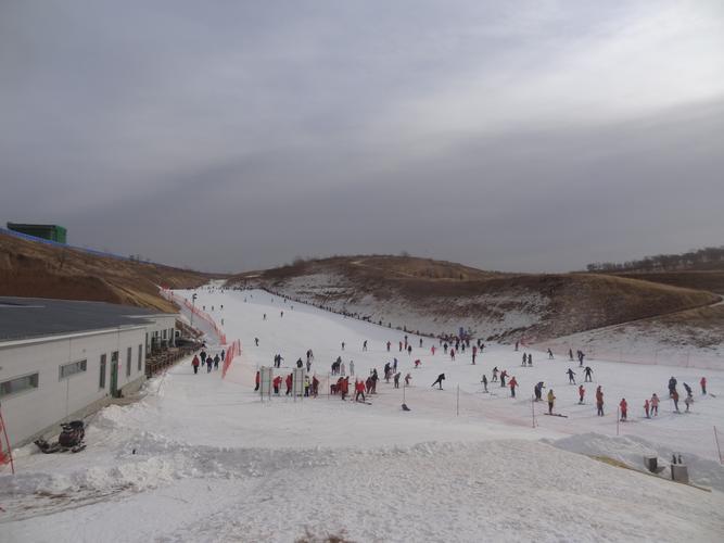 赤峰南山道谷滑雪场门票?(南山滑雪场收费)-图2 赤峰南山道谷滑雪场门票?(南山滑雪场收费)-图2