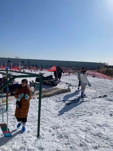 华彬庄园滑雪场门票？(北京滑雪场收费标准)