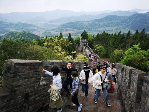 金龙长城小孩要买票吗?(金龙长城停车场收费)-图2 金龙长城小孩要买票吗?(金龙长城停车场收费)-图2