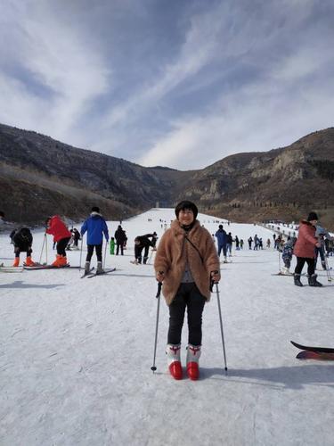 世纪园和卧龙山滑雪场哪个好？(济南世纪园滑雪场收费)