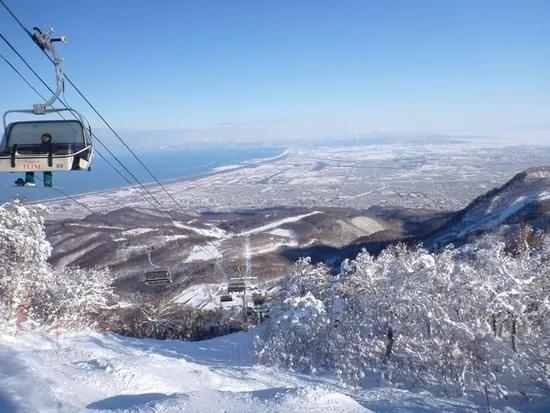 北海道滑雪总费用？(雪谷滑雪场收费吗)