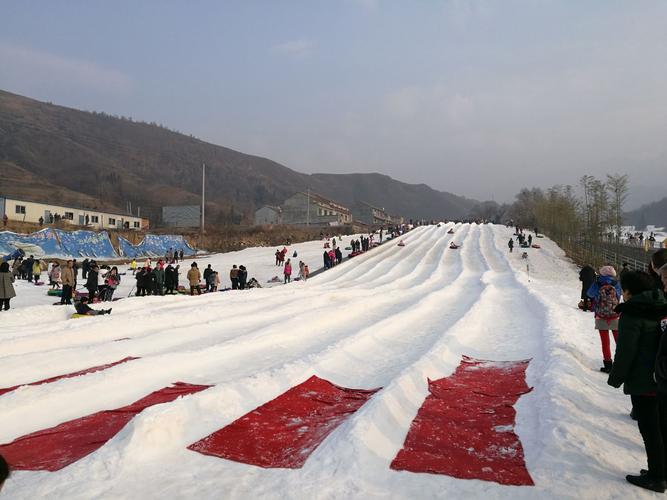 蓝田辋川溶洞附近景点？(竹林畔滑雪场收费标准)
