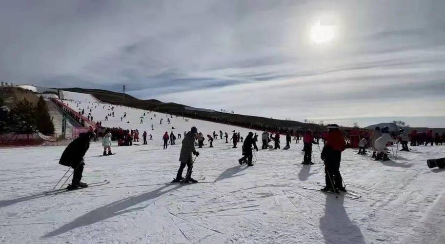 马鬃山滑雪场夜场时间？(呼市滑雪场收费)