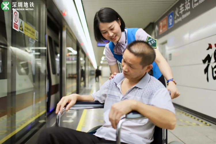 深圳60岁老人怎样免费乘地铁要什么手续？(深圳地铁老人收费吗)