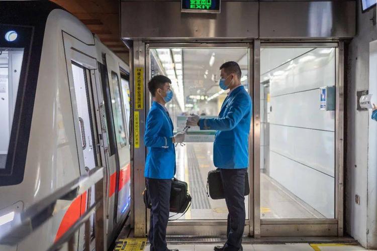 深圳60岁老人怎样免费乘地铁要什么手续?(深圳地铁老人收费吗)-图3 深圳60岁老人怎样免费乘地铁要什么手续?(深圳地铁老人收费吗)-图3