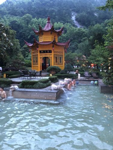 黄山景区停车最佳地点？(黄山温泉停车场怎么收费)