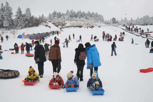 金佛山、仙女山、西岭雪山,哪一个地方滑雪更好啊?(仙女山滑雪是怎么收费的)-图3 金佛山、仙女山、西岭雪山,哪一个地方滑雪更好啊?(仙女山滑雪是怎么收费的)-图3