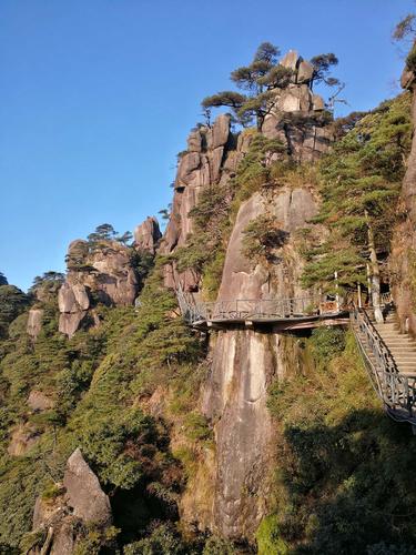三清山自驾游车停哪里？(三清山脚景点停车要收费吗)