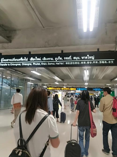 曼谷机场过夜攻略？(泰国酒店的接机服务需要收费不)