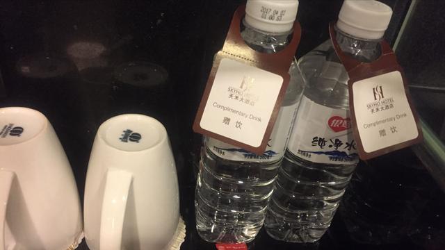 宾馆房间里的矿泉水是免费的吗？(酒店 按房间收费吗)