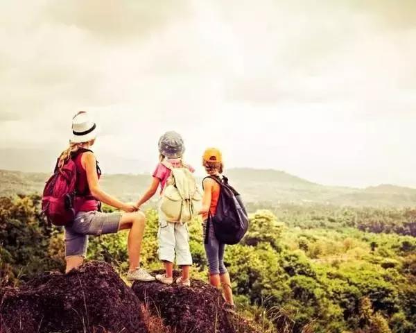 该不该让孩子请假去旅游？(国外旅行小孩收费)