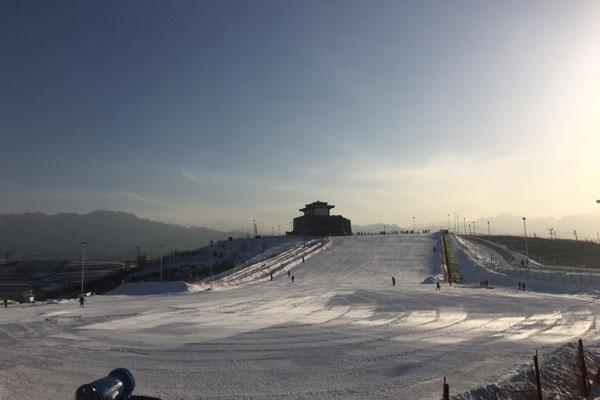 西白岸滑雪场门票?(白鹿原滑雪场怎么收费)-图2 西白岸滑雪场门票?(白鹿原滑雪场怎么收费)-图2