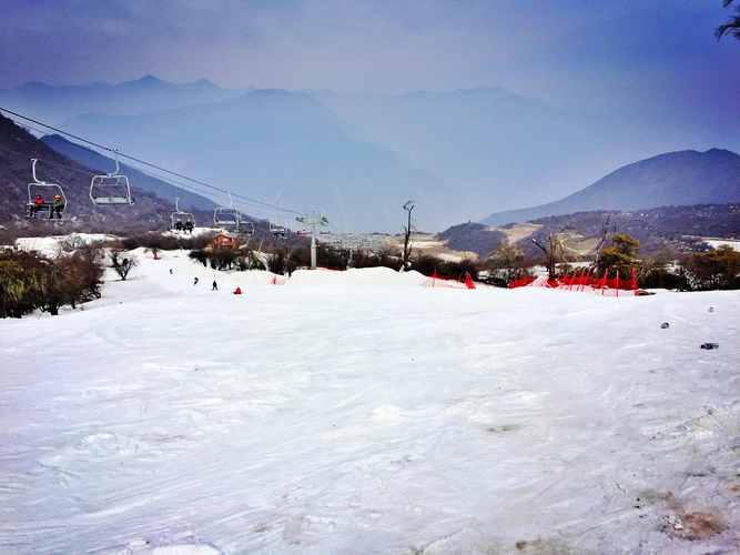 两个人去滑雪场滑雪大概需要多少钱？(滑雪场按小时收费吗)