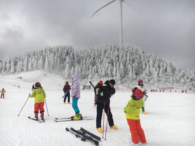 两个人去滑雪场滑雪大概需要多少钱?(滑雪场按小时收费吗)-图2 两个人去滑雪场滑雪大概需要多少钱?(滑雪场按小时收费吗)-图2