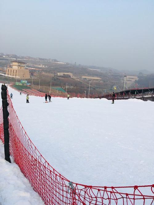 白鹿原滑雪道多少米?(西安白鹿原滑雪场收费情况)-图2 白鹿原滑雪道多少米?(西安白鹿原滑雪场收费情况)-图2