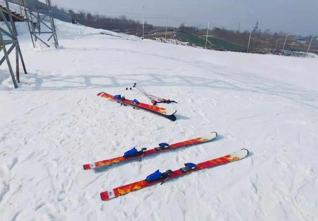 滑雪准备物品?(滑雪场道具怎么收费)-图3 滑雪准备物品?(滑雪场道具怎么收费)-图3