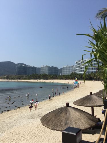 去哪看海最便宜？(三亚小东海收费不)