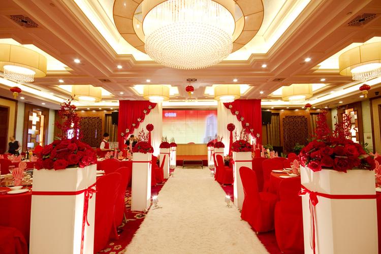 长春婚宴比较好的酒店？(长春华天大酒店停车收费吗)