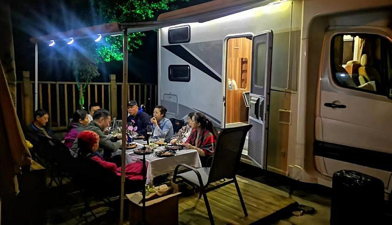 投资两三辆30万左右的房车做流动旅馆怎么样?(海边bbq怎么收费的)-图2 投资两三辆30万左右的房车做流动旅馆怎么样?(海边bbq怎么收费的)-图2