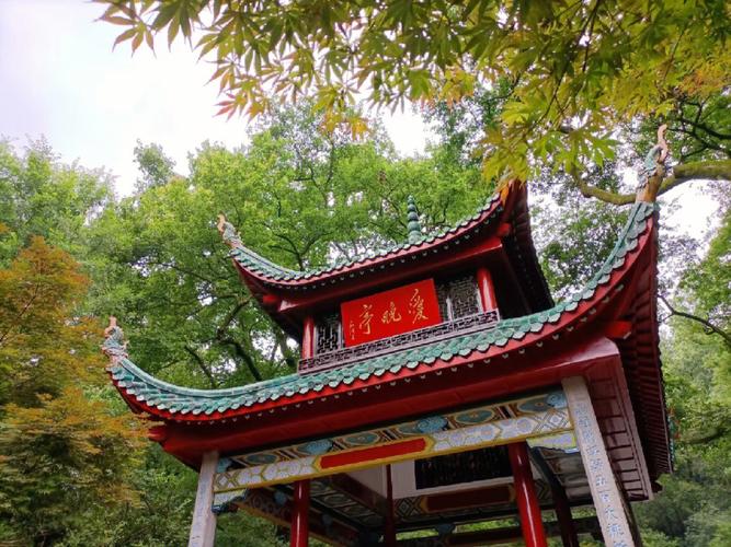 岳麓山东门到爱晚亭有多远？(岳麓山爱晚亭要收费拿)