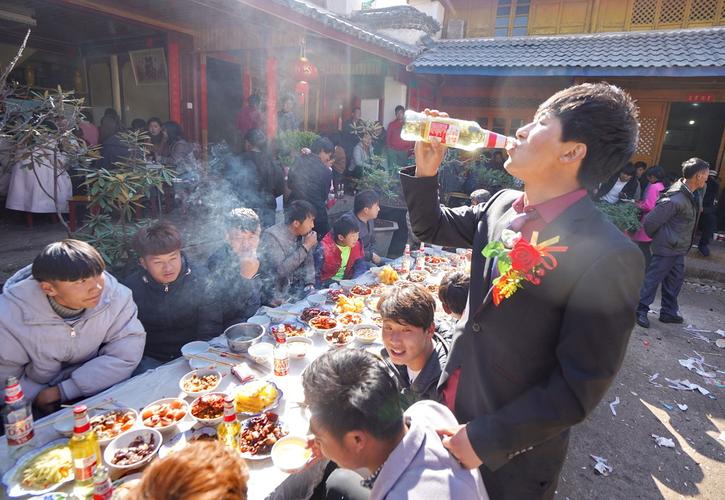 先揪痧后结婚？(丽江旅游白族喜宴收费)