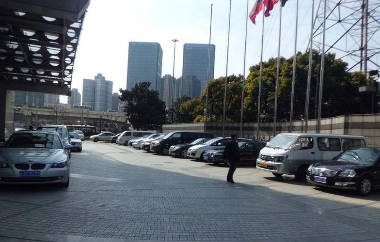 上海市区哪里有免费的停车场？莲花国际广场停车场收费