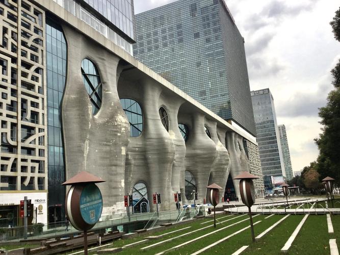 上海有几个巧克力乐园？地址与附近交通。谢谢？浦东喜马拉雅艺术中心停车收费标准