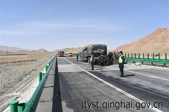 西宁到格尔木高速公路有几服务区？格尔木到都兰县高速收费吗