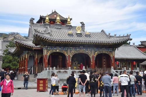 五台山上可以免费住的寺庙？五台山山上的庙宇也要收费吗