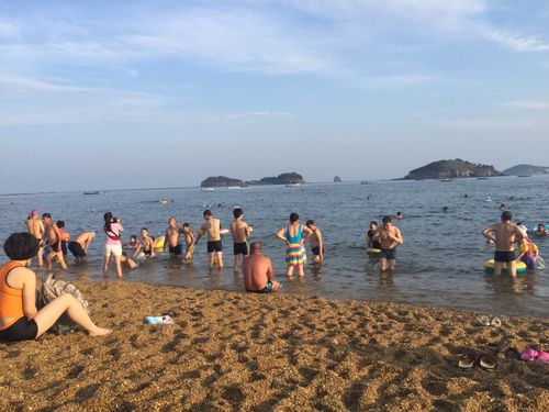 傅家庄海滨浴场有冲洗的地方吗？小付家庄浴场收费吗