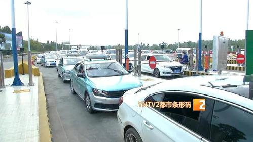 哈尔滨机场高速出租车收过路费吗？哈尔滨太平飞机场停车收费多少