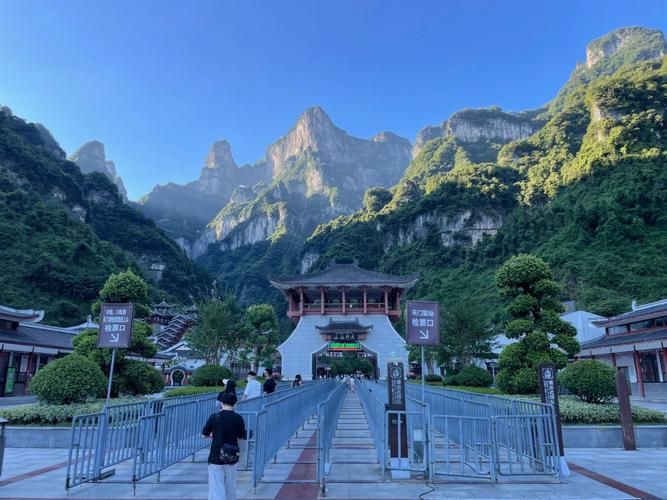 张家界天门山索道站有停车场吗?张家界民宿客栈停车场收费吗-图2 张家界天门山索道站有停车场吗?张家界民宿客栈停车场收费吗-图2