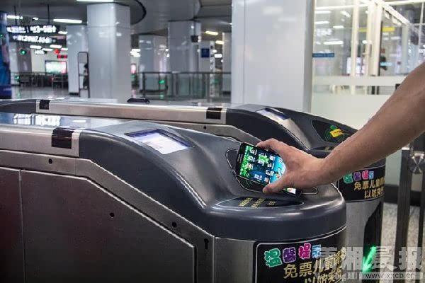 地铁，换线是怎么个换法。要另收钱吗？地铁换乘钱怎么收费