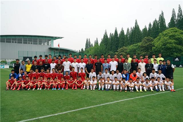 中国足球青训训练营有哪些？根宝足球基地收费吗