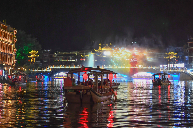 夜游沱江和沱江游船的区别？夜游沱江要收费吗