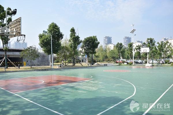 八一公园附近那个有开放的篮球场?明湖公园怎么收费-图1 八一公园附近那个有开放的篮球场?明湖公园怎么收费-图1