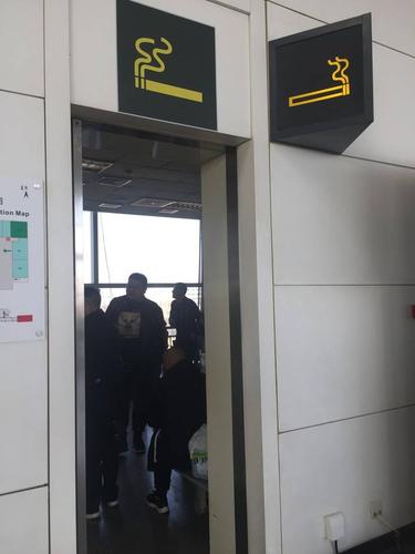 龙洞堡机场有吸烟室吗？龙洞宝机场停车如何收费