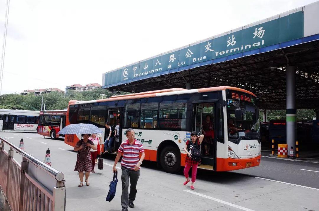 江门轻轨站有没有到共和的公交车或客车？江门轻轨站小车停车收费